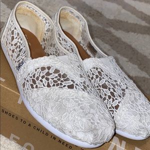 TOMS Classic white lace